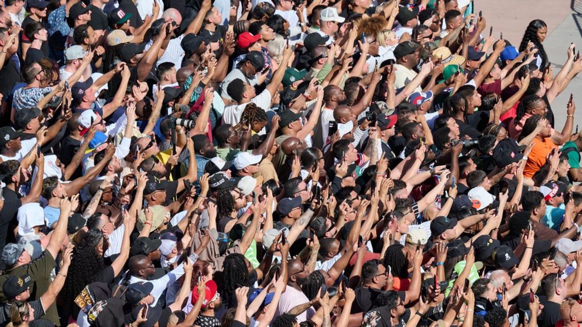 Thousands of fans show up to the final Davis v. Garcia weigh in on Apr 21, 2023 in Las Vegas.  (Esther Lin/SHOWTIME)